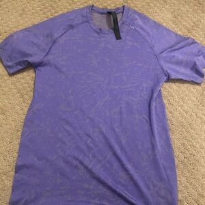 Men’s Lululemon top